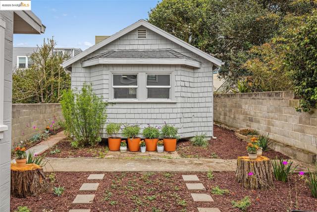 262 Byxbee St, San Francisco CA: https://media.crmls.org/mediaz/1219d4f1-7e98-4d68-9cb1-4d2e6f88d709.jpg