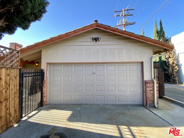 1420 Berkeley Street Santa Monica, California 1420 Berkeley Street is a rare 100% Vacant 6-unit apartment building located on a prime corner lot in Santa Monica. This unique property boasts a desirable unit mix of two-bedroom units and a two-bedroom front townhouse. There is an additional office with half bath (500 sf) that can be rented out for additional income. Walking distance from Santa Monica Blvd and Wilshire Blvd with many restaurants, shopping, and cafes. All income is projected and based on the building being fully occupied with tenants. All showings will be subject to an accepted offer.