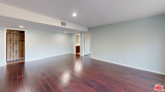 5655 COMO Circle, Woodland Hills CA: https://media.crmls.org/mediaz/121a6b4c-2629-4620-a1c2-966000929f86.jpg
