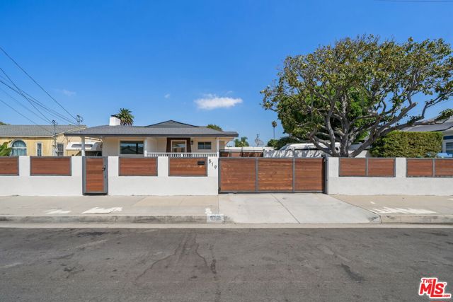 519 W Elm Avenue, Inglewood CA: https://media.crmls.org/mediaz/121ad84a-8889-4a32-9fa8-b438cdcfb02e.jpg