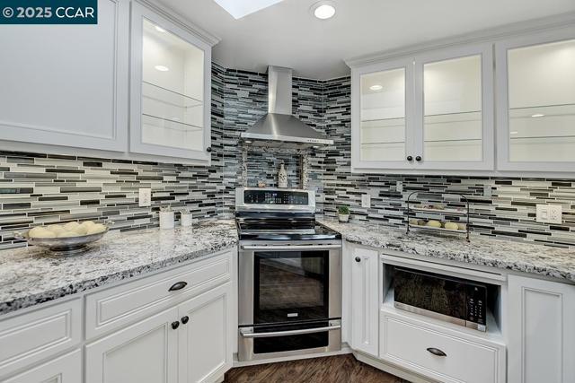 1232 Skycrest Dr, Walnut Creek CA: https://media.crmls.org/mediaz/121b16bd-b8f4-47cd-bb0b-12891c766cf8.jpg