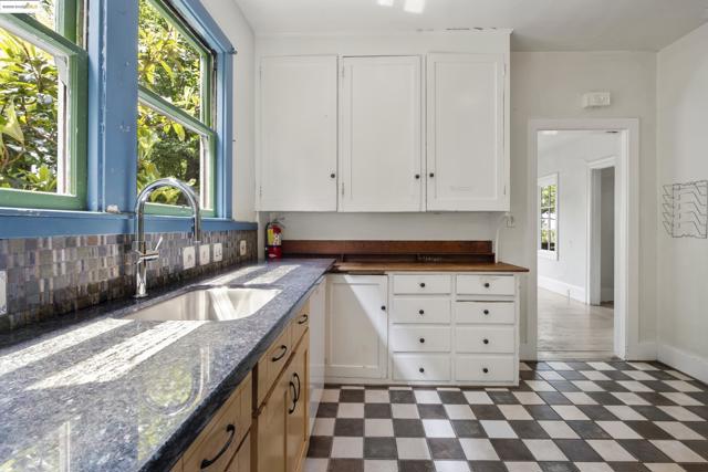 1001 Cragmont Ave, Berkeley CA: https://media.crmls.org/mediaz/121c0c0b-f570-4c1d-b0a5-990f9f924713.jpg