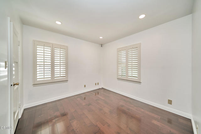 4916 Rupert Lane, La Canada Flintridge CA: https://media.crmls.org/mediaz/121c91d4-090b-4dfd-8852-462f66e42d9a.jpg