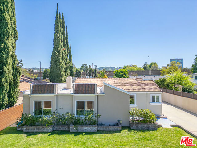 15042 Valleyheart Drive, Sherman Oaks CA: https://media.crmls.org/mediaz/121d2c57-f5cc-4f69-8cfd-6650f9be42fa.jpg