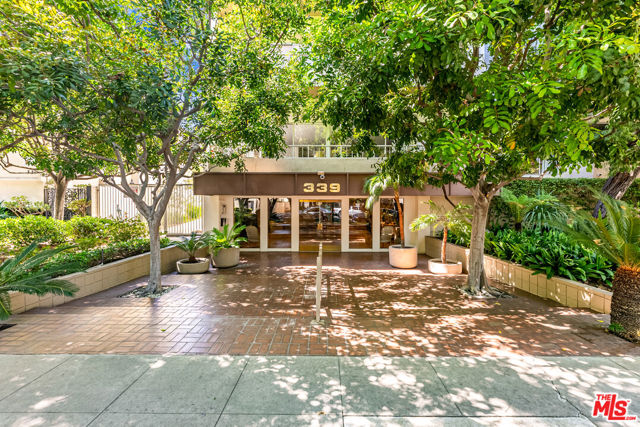 339 Palm Drive, Beverly Hills, California 90210, 2 Bedrooms Bedrooms, ,3 BathroomsBathrooms,Condominium,For Sale,Palm,24406681