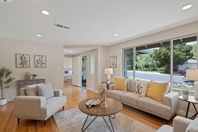 2371 Mallard Dr, Walnut Creek CA: https://media.crmls.org/mediaz/121e51c6-f63e-461c-a7b4-dd6f9cae0417.jpg