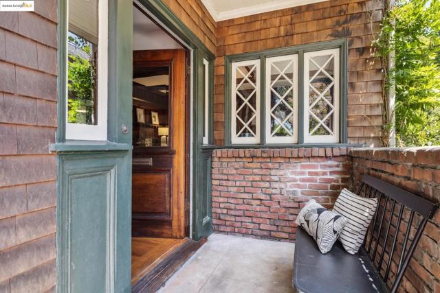 3019 Benvenue Ave, Berkeley CA: https://media.crmls.org/mediaz/121f24f5-d55e-473c-b882-4b0fe035134d.jpg