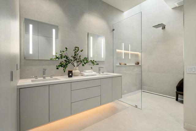 2085 Desert Flower Court, Palm Springs CA: https://media.crmls.org/mediaz/121ff2cd-c030-4a95-af55-1bd9ce5745e9.jpg