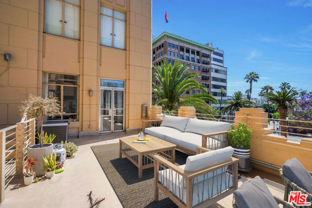 6253 Hollywood Boulevard, Los Angeles CA: https://media.crmls.org/mediaz/12204253-e067-4c2a-a057-a5957790e299.jpg