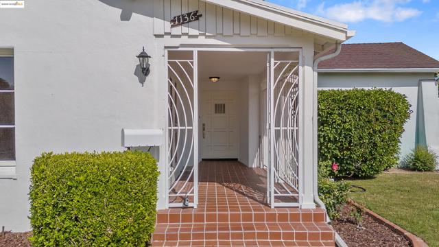 1136 S Ridgeley, Los Angeles CA: https://media.crmls.org/mediaz/12211113-fd84-4bb6-a8a4-c2168f409ae6.jpg