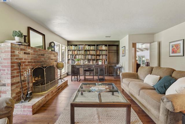 419 Burkhard Rd, Patterson CA: https://media.crmls.org/mediaz/1221e442-1508-4a60-b388-dba686381f0a.jpg