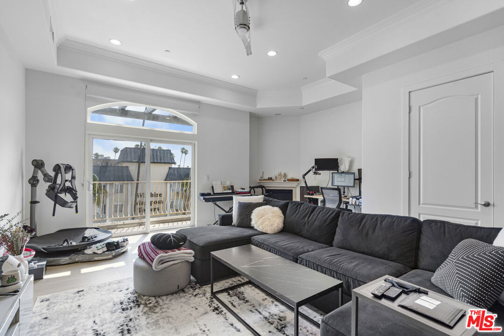 309 S Mariposa Avenue #301