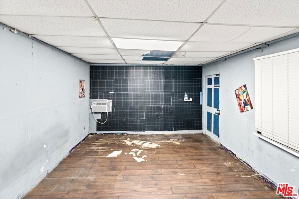 https://media.crmls.org/mediaz/12222a13-db6c-4150-a30d-d227c1ba8834.jpg?preset=X-Large
