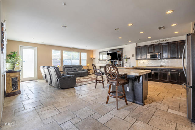 Detail Gallery Image 14 of 39 For 9570 Chamberlain St, Ventura,  CA 93004 - 4 Beds | 2/1 Baths