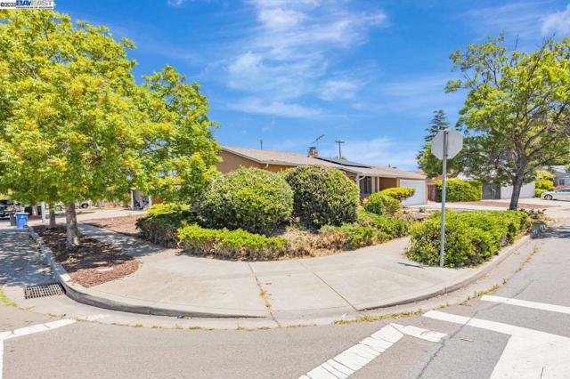 40122 Besco Dr, Fremont CA: https://media.crmls.org/mediaz/1223e80f-f0d1-48cf-9c7b-0b4fe30dff60.jpg