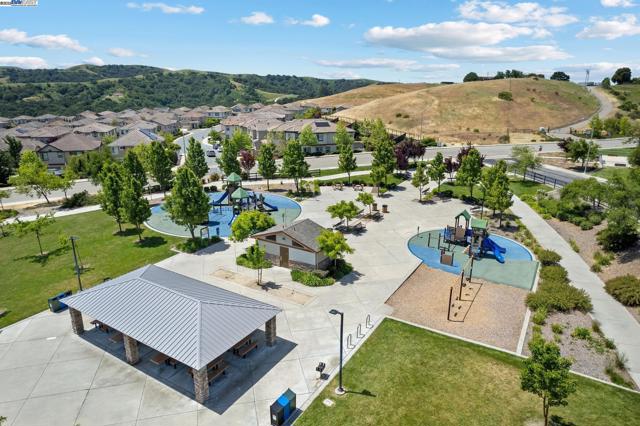 9779 Reimers Way, Dublin CA: https://media.crmls.org/mediaz/12252e3e-5915-4ff4-bdfb-0fd9b263ff07.jpg