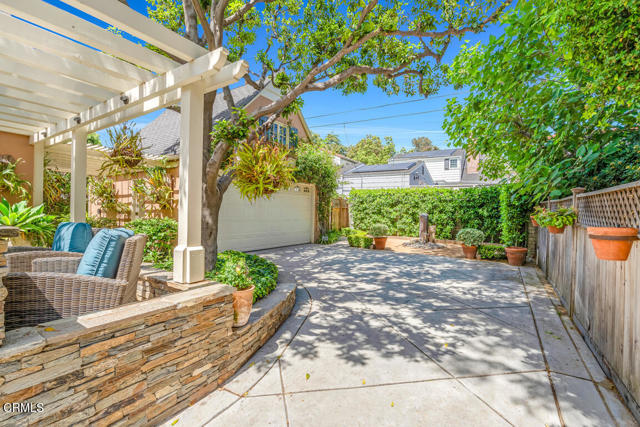 110 Glen Summer Road, Pasadena CA: https://media.crmls.org/mediaz/12253da5-2026-4ffa-a226-2b4c33463de7.jpg