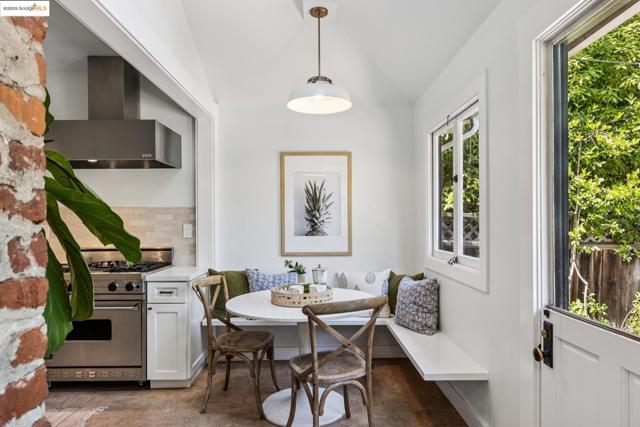 3019 Benvenue Ave, Berkeley CA: https://media.crmls.org/mediaz/12259973-2ed0-4011-b9f3-52ec8b1a58b2.jpg