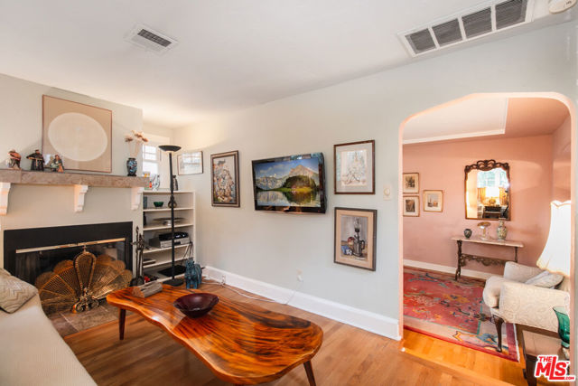 13384 Contour Drive, Sherman Oaks CA: https://media.crmls.org/mediaz/12277762-d022-46c2-87c7-c1ff776a42e1.jpg