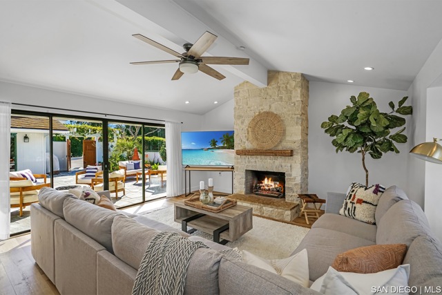 6026 La Granada, Rancho Santa Fe CA: https://media.crmls.org/mediaz/1228b832-3275-46da-8a46-4f1f315d8878.jpg