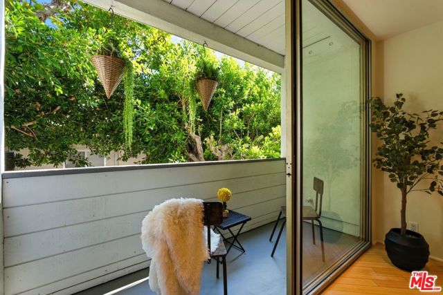 429 N Oakhurst Drive, Beverly Hills CA: https://media.crmls.org/mediaz/1229770e-e280-4ffe-9a1d-6dc0f6ffdef0.jpg