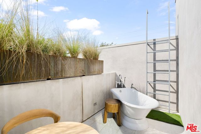 518 Sunset Avenue, Venice CA: https://media.crmls.org/mediaz/1229db0c-4931-49c6-8ae6-cda0c894cfa6.jpg