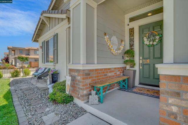 901 Goldfinch Cir, Vacaville CA: https://media.crmls.org/mediaz/122a411e-1b5f-4863-9696-8e34276903c1.jpg