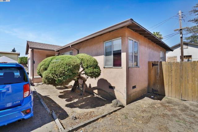676 Berry Ave, Hayward CA: https://media.crmls.org/mediaz/122ca57d-b1a6-4a69-8ebd-56608ed408ae.jpg