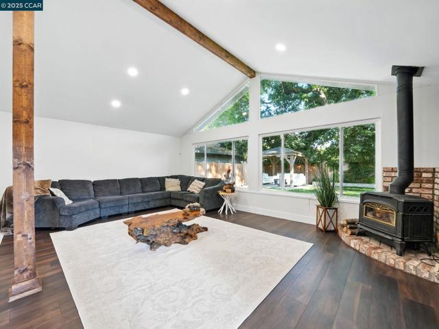 1836 Newell Ave, Walnut Creek CA: https://media.crmls.org/mediaz/122cf310-ea15-4fbc-bf65-f9bc73f4ecde.jpg