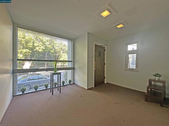 401 Monte Vista Ave, Oakland CA: https://media.crmls.org/mediaz/122d1cd6-f898-4f51-8025-45763e22361c.jpg
