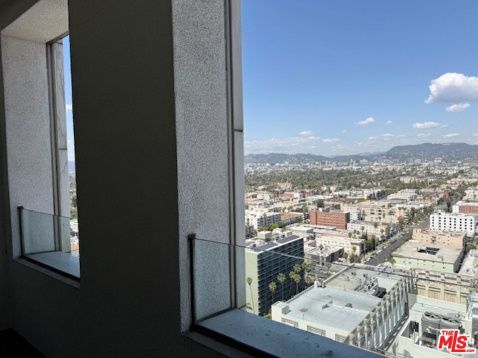 https://media.crmls.org/mediaz/122d9fc8-486a-4e24-bb86-8c688d4f8f51.jpg?preset=X-Large