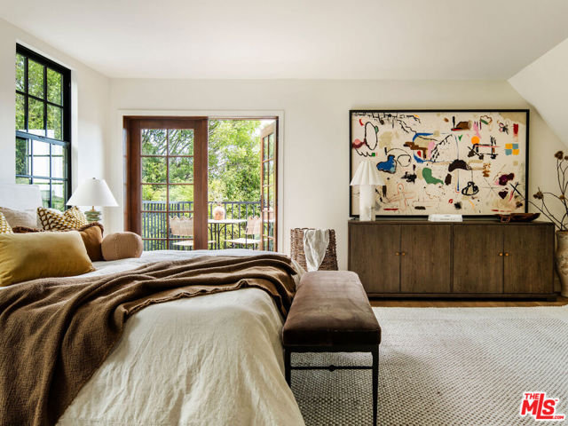 1524 Sunset Plaza Drive, Los Angeles CA: https://media.crmls.org/mediaz/122dca99-64d8-4709-a974-98909b1e3601.jpg
