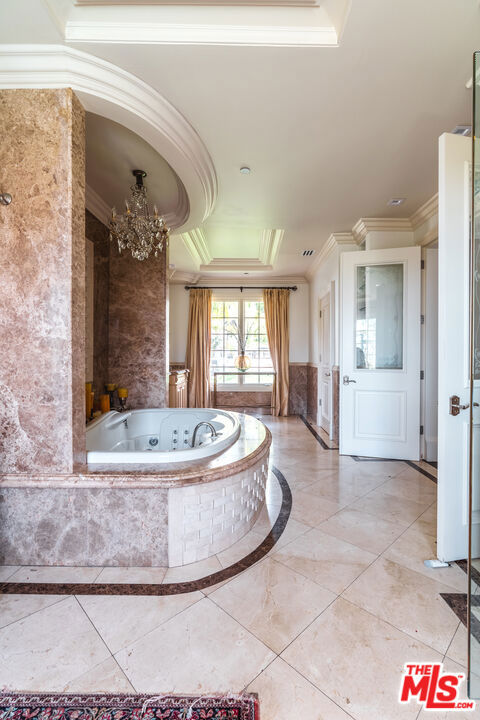 727 N Alta Drive, Beverly Hills CA: https://media.crmls.org/mediaz/122e1d7c-20b3-4c01-9b40-1ab716bcca4b.jpg