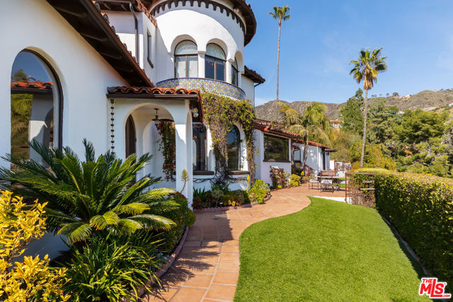 330 Kempton Road, Glendale CA: https://media.crmls.org/mediaz/122e4c4f-e6a5-4aa2-baae-0ecb58bb87b6.jpg