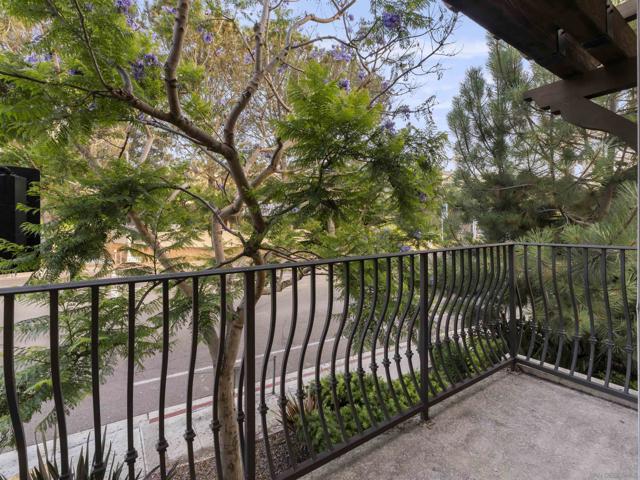 2400 Torrey Pines Rd, La Jolla CA: https://media.crmls.org/mediaz/122e8a91-e2ee-4b66-81d9-8aed5ad88181.jpg