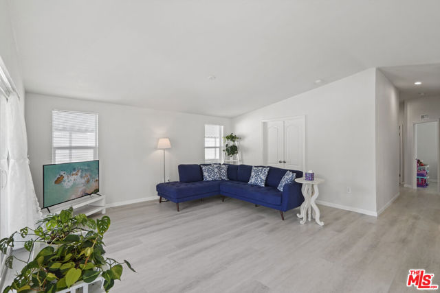 30473 Mulholland Hwy, Agoura Hills CA: https://media.crmls.org/mediaz/122e8b6c-682f-4558-8d9e-2a61d9eb11ba.jpg