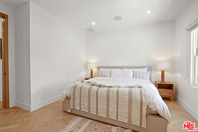 9451 Sunset Boulevard, Beverly Hills CA: https://media.crmls.org/mediaz/122eaf3b-3eff-49ab-9136-029bb9eebdd9.jpg