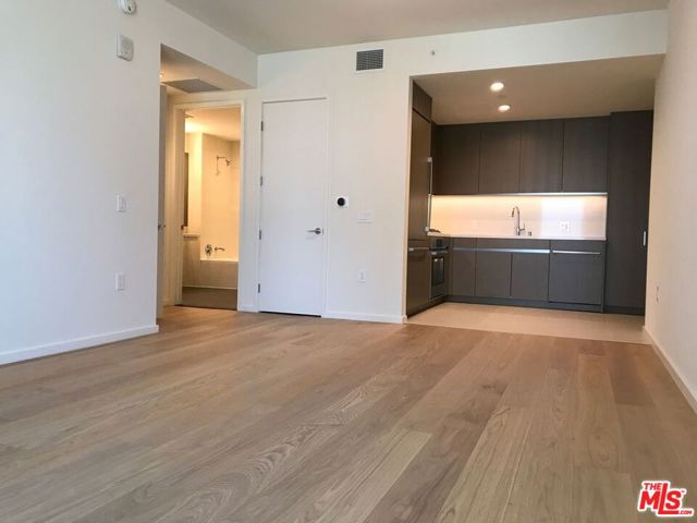 889 Francisco Street, Los Angeles CA: https://media.crmls.org/mediaz/122eb8dc-8d79-43ff-8b98-fc7d3a4e3a6b.jpg