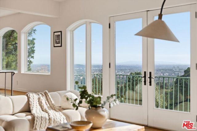 1284 Lago Vista Drive, Beverly Hills CA: https://media.crmls.org/mediaz/122ffa10-342d-4e93-a382-6da18d2cf986.jpg