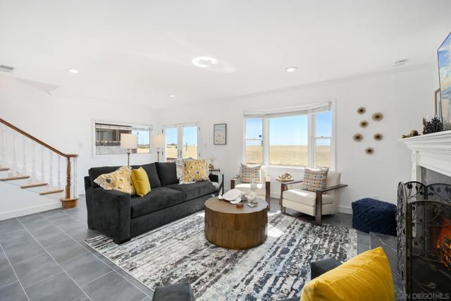 206 E E Oceanfront, Newport Beach CA: https://media.crmls.org/mediaz/123017fe-b212-4a2f-92b2-82d65b0f7d3e.jpg