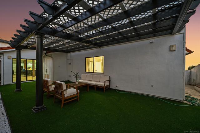 4367 Summit Dr, La Mesa CA: https://media.crmls.org/mediaz/123026e8-0524-4947-a3e9-a5ed1517aab0.jpg
