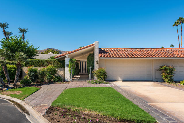 9 Wake Forest Court, Rancho Mirage CA: https://media.crmls.org/mediaz/12305cad-80ac-42cb-9ea3-5cbec9187aca.jpg