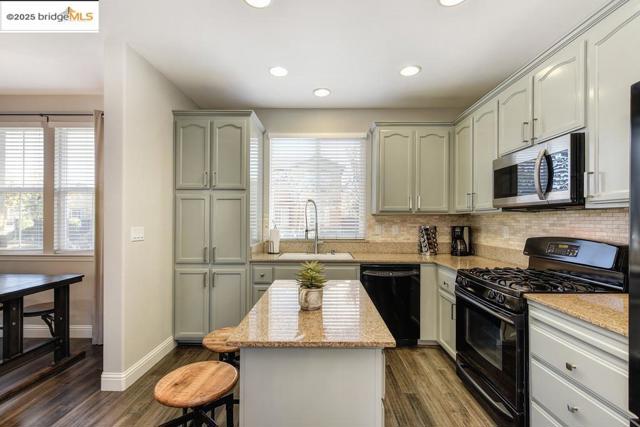 Image 3 of 43 For 390 Caravaggio Cir