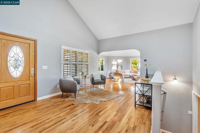 300 Saint Augustine Ct, Benicia CA: https://media.crmls.org/mediaz/12308e00-8f3a-495e-bdf9-a00c48d19cfb.jpg