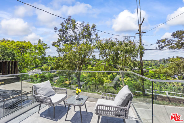 8960 Crescent Drive, Los Angeles CA: https://media.crmls.org/mediaz/1230a489-c6dd-4c96-8eae-73d35c6f9f46.jpg