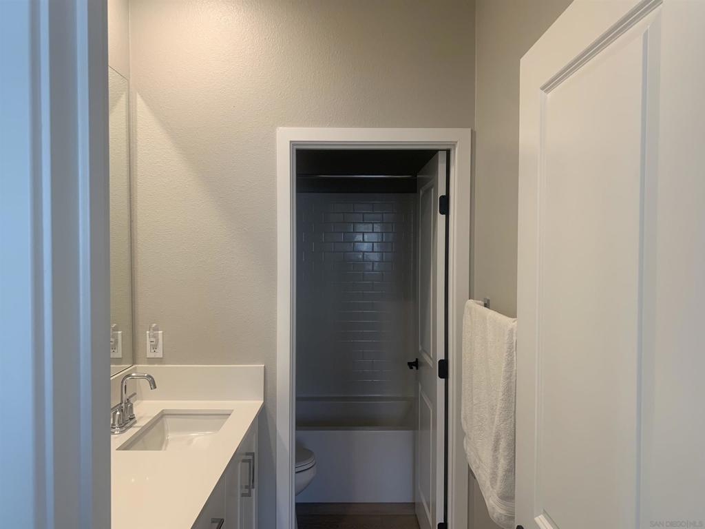 https://media.crmls.org/mediaz/1230d945-971e-4632-a8ae-2e28b719c5c3.jpg?preset=X-Large