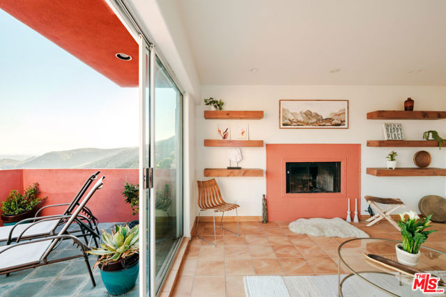 3029 Sequit Drive, Malibu CA: https://media.crmls.org/mediaz/123132f7-99f7-427f-a245-108090d0584a.jpg