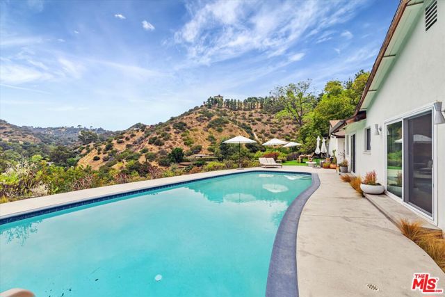 2316 Laurelmont Place, Los Angeles CA: https://media.crmls.org/mediaz/12319321-2652-48e7-8397-53317513cb51.jpg