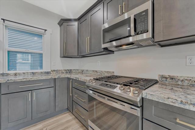 2804 Adeline Street, Emeryville CA: https://media.crmls.org/mediaz/12324a01-d11e-4602-b55a-bb3cacb89526.jpg