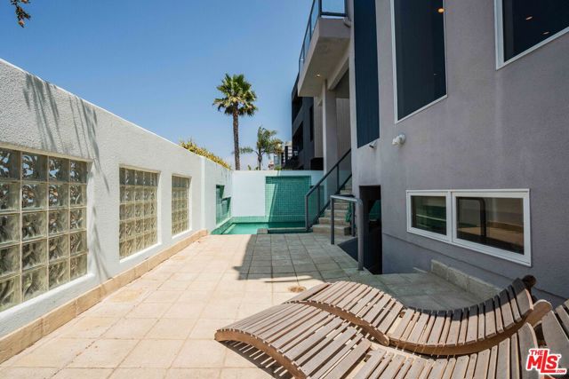 4611 Roma Court, Marina del Rey CA: https://media.crmls.org/mediaz/123322dc-ebb2-4575-9fc2-65116c7b7600.jpg